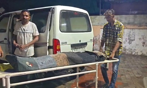 મૃતકને હોસ્પિટલ ખસેડવામાં આવ્યો તે સમયનો ફોટો મૃતકને હોસ્પિટલ ખસેડવામાં આવ્યો તે સમયનો ફોટો