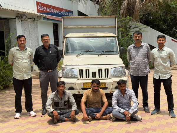 એલ્યુમિનિયમના જથ્થા સાથે પકડાયેલા આરોપીઓ