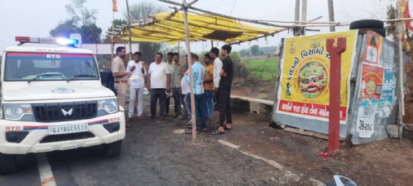માર્ગ સલામતી અંગે સમજ કરાત અધિકારીઓ