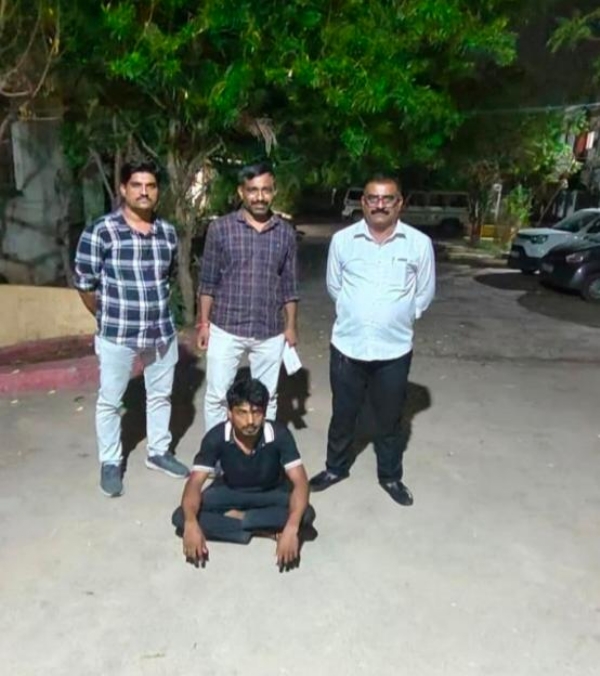 ઉનાવા મંદિર ચોરી કેસમાં ત્રણ મહિનાથી ફરાર આરોપી એસઓજીના હાથે ઝડપાયો