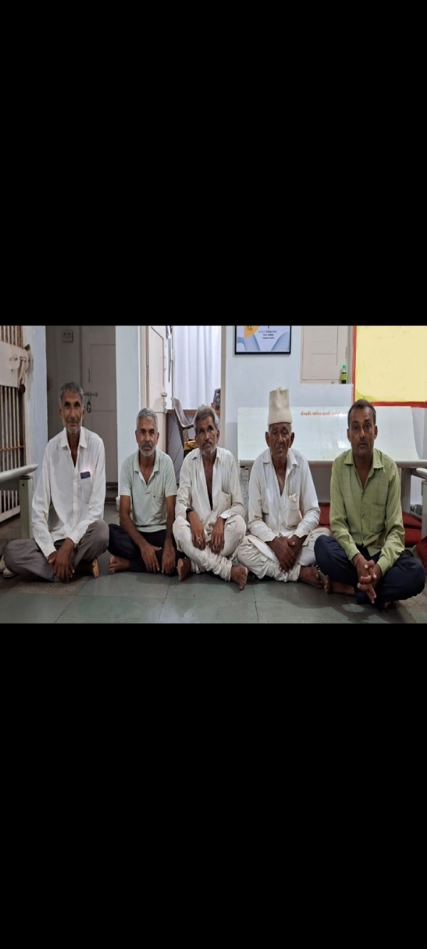 એરડા ગામે  જુગાર રમતા પાંચ શખ્સ ઝડપાયા.