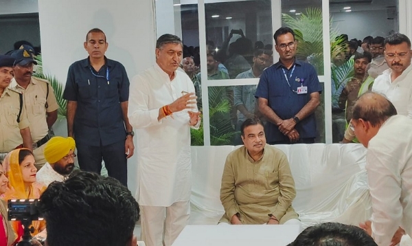 मंदसौर जिले रुपला स्थित रेस्ट हाउस में जनप्रतिनिधियों से मुलाकात करते हुए नितिन गडकरी