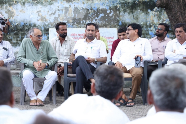 ગરમલી ગામે અતિવૃષ્ટિથી થયેલા નુકસાનની મંત્રી કૌશિક વેકરિયા અને ધારાસભ્ય જે.વી. કાકડિયાએ કરી સમીક્ષા