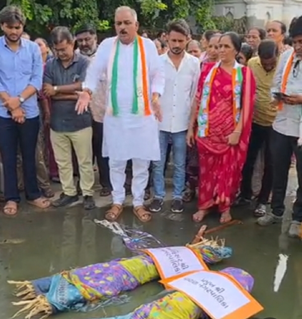પાટણના વોર્ડ નં. 11માં ગટર સમસ્યાએ ઉગ્ર સ્વરૂપ ધારણ કર્યું, પાલિકા સામે વિરોધ