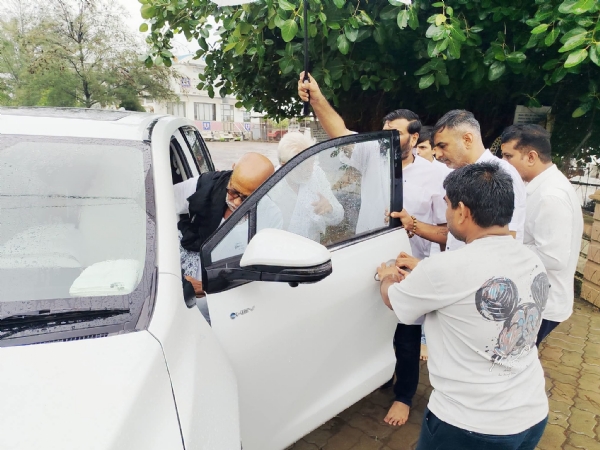 સાવરકુંડલાના માનવ મંદિર આશ્રમે પૂજ્ય મોરારીબાપુનું આગમન, હરિભક્તોમાં આનંદની લાગણી સાવરકુંડલાના માનવ મંદિર આશ્રમે પૂજ્ય મોરારીબાપુનું આગમન, હરિભક્તોમાં આનંદની લાગણી