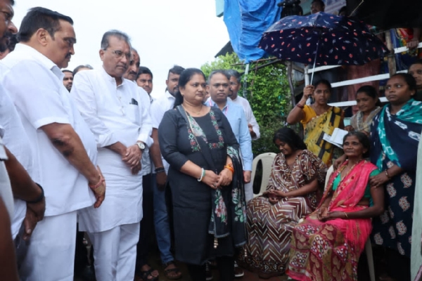 बाढ़ पीड़ितों से मिले केंद्रीय मंत्री सी.आर. पाटिल बाढ़ पीड़ितों से मिले केंद्रीय मंत्री सी.आर. पाटिल