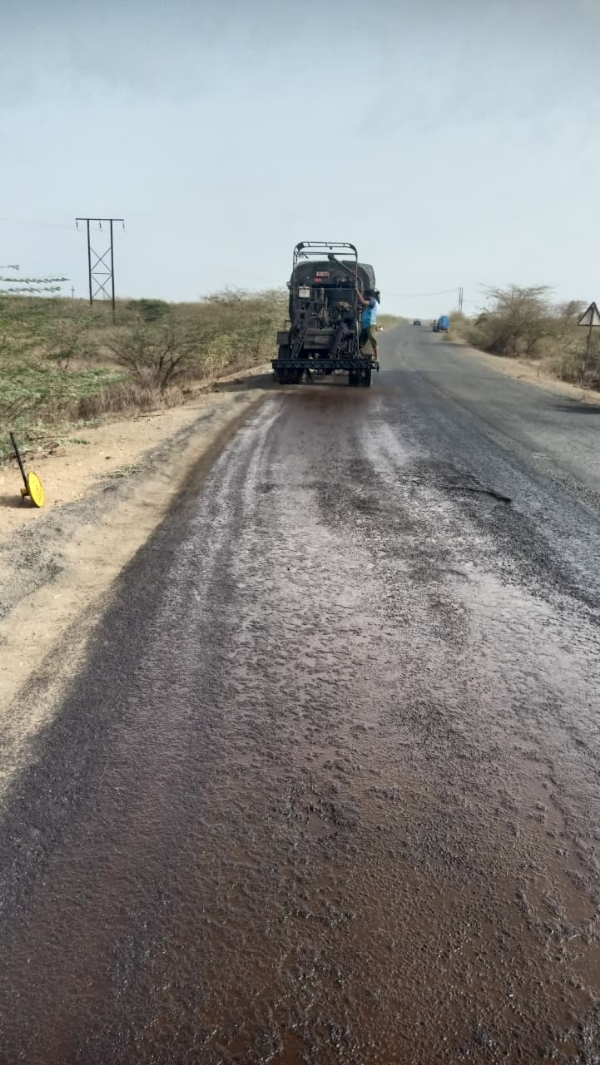 યુધ્ધના ધોરણે ચાલતું રોડનું કામ