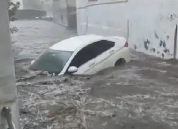 Heavy rain in Idar, cars parked in Debhol area washed away Heavy rain in Idar, cars parked in Debhol area washed away