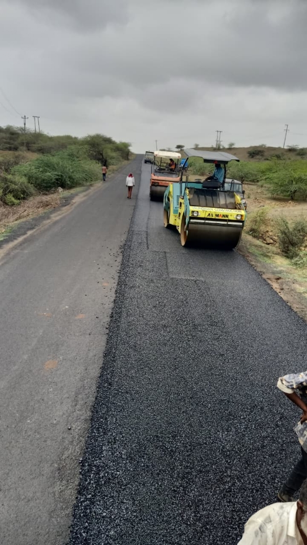 યુધ્ધના ધોરણે ચાલતું રોડનું કામ
