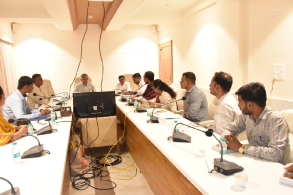શ્રમ અને રોજગાર મંત્રી કુંવરજી બાવળિયાના અધ્યક્ષસ્થાને પોરબંદર સર્કિટ હાઉસ ખાતે સમીક્ષા બેઠક યોજાઈ.