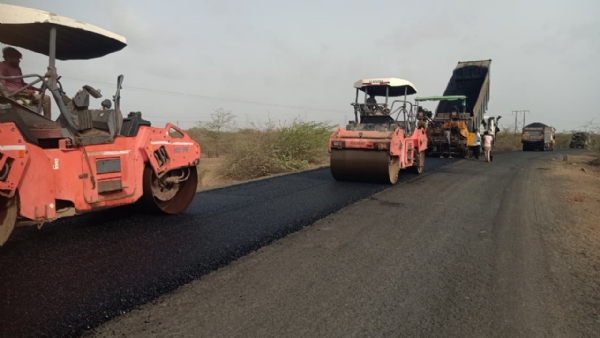 યુધ્ધના ધોરણે ચાલતું રોડનું કામ