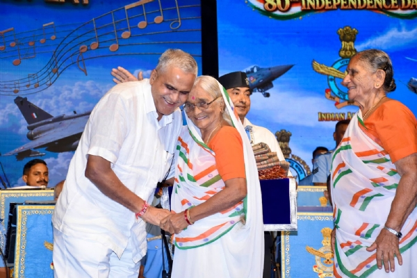વાયુસેના દ્વારા બેન્ડ પ્રદર્શન કરાયું