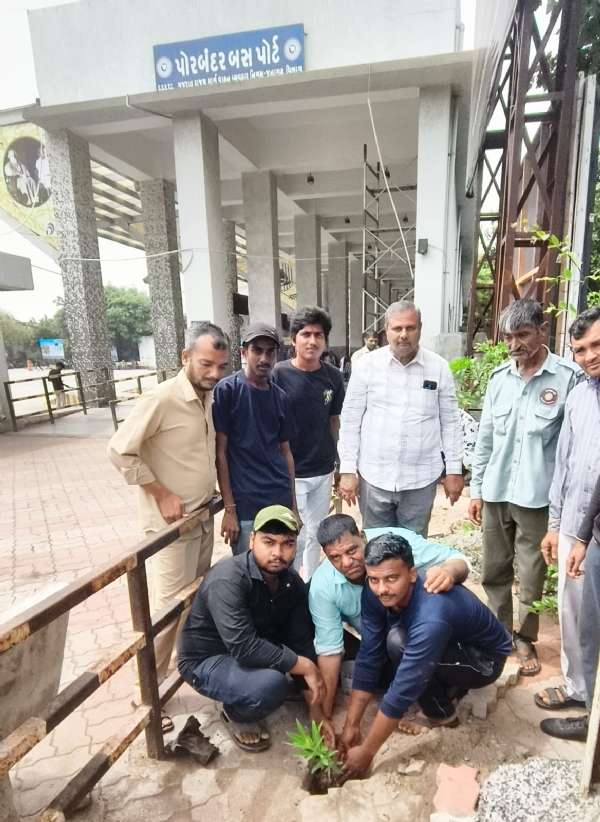 પોરબંદર એસ.ટી. ડેપોમાં ‘સાપ્તાહિક સ્વચ્છતા’ અભિયાનનો વૃક્ષારોપણ સાથે પ્રારંભ.