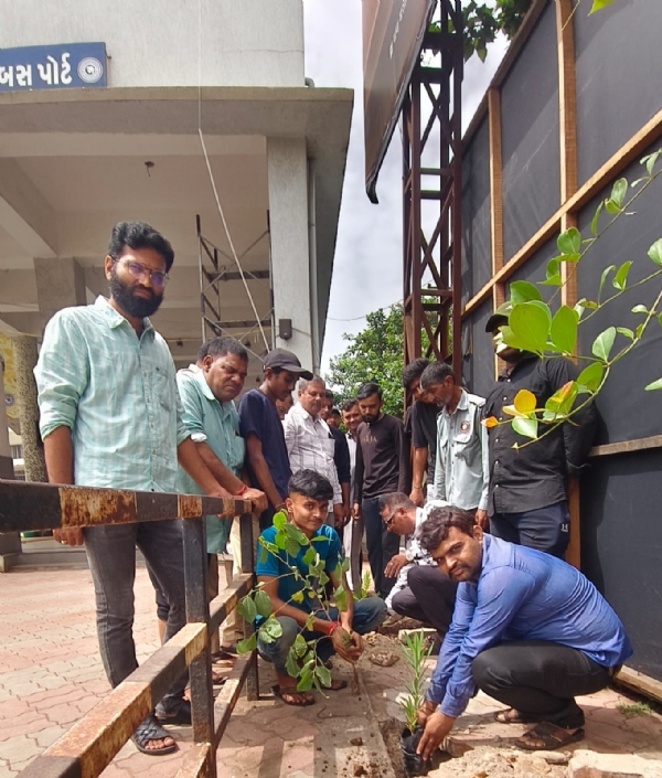 પોરબંદર એસ.ટી. ડેપોમાં ‘સાપ્તાહિક સ્વચ્છતા’ અભિયાનનો વૃક્ષારોપણ સાથે પ્રારંભ.