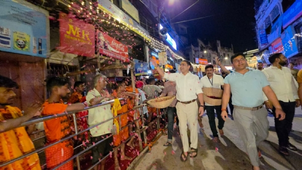 A flood of devotees in Kashi Vishwanath