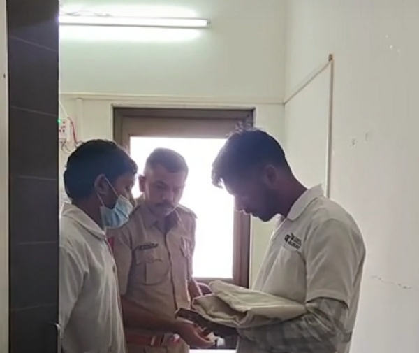 डॉ हर्ष पंड्या के आत्महत्या मामले की जांच करते अधिकारी