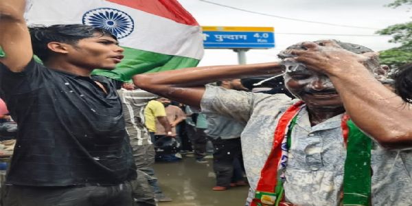 વિધાનસભામાં ઘેરાવ દરમિયાન વિદ્યાર્થીઓએ બેરિકેડ્સ પર ચડી, વોટર કેનન વચ્ચે નૃત્ય કર્યું