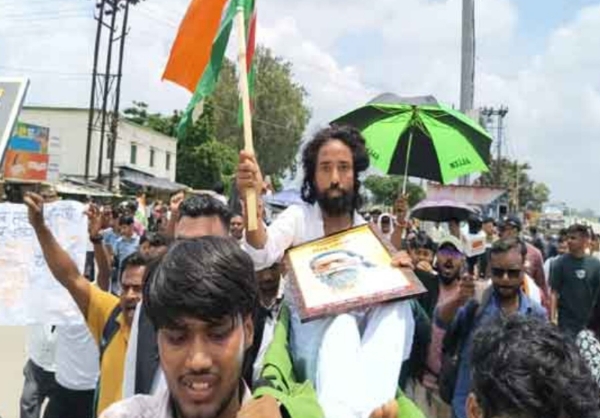 Students break barricades and attempt to reach near the Assembly with water cannons and lathicharge