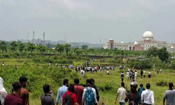 Students break barricades and attempt to reach near the Assembly with water cannons and lathicharge