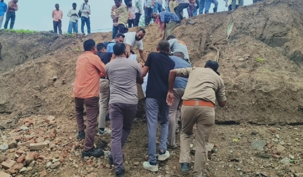 વાગરા વિલાયત ભૂખી પુલ પર ગોઝારો અકસ્માત થયો વાગરા વિલાયત ભૂખી પુલ પર ગોઝારો અકસ્માત થયો