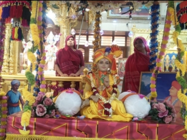 મુંદ્રા સ્વામિનારાયણ મંદિર હિંડોળા દર્શન