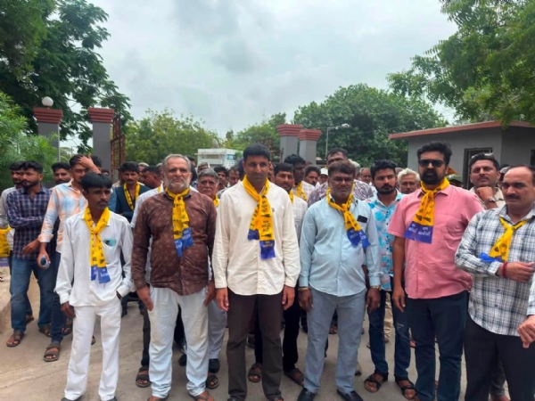 આમ આદમી પાર્ટીના ખેડૂત નેતા અને ખેડૂતો દ્વારાપોરબંદરને દુષ્કાળગ્રસ્ત જાહેર કરવા કલેકટરને આવેદનપત્ર પાઠવ્યું. આમ આદમી પાર્ટીના ખેડૂત નેતા અને ખેડૂતો દ્વારાપોરબંદરને દુષ્કાળગ્રસ્ત જાહેર કરવા કલેકટરને આવેદનપત્ર પાઠવ્યું.