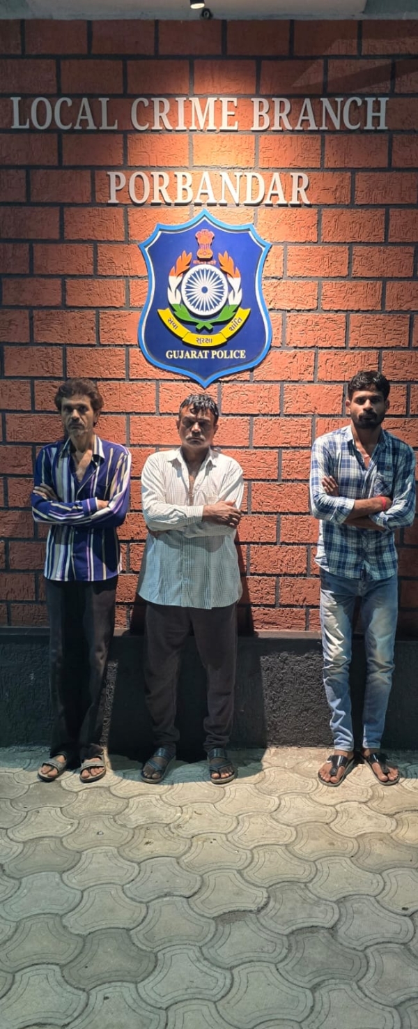 પોરબંદરના         વૃંદાવન સોસાયટીમાંજાહેરમાં         જુગાર રમતા 3 ઝડપાયા.