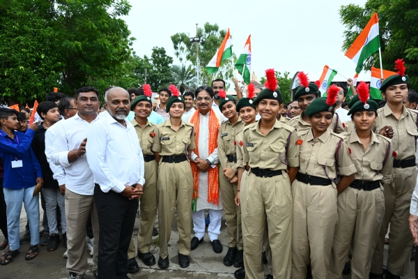 વિસનગરમાં ઋષિકેશ પટેલની ઉપસ્થિતિમાં ભવ્ય તિરંગા યાત્રા યોજાઈ