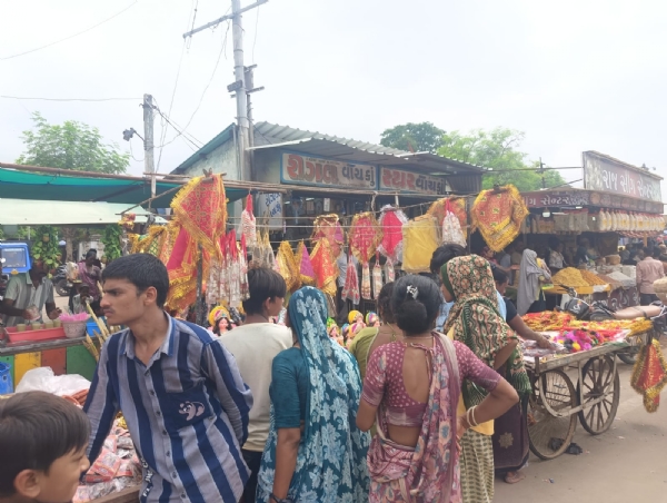 દિવાસો-દશામાના વ્રતને લઈ સિદ્ધપુરના બજારોમાં ભક્તોની ભારે ભીડ, અનેક સ્થળે ટ્રાફિક જામ