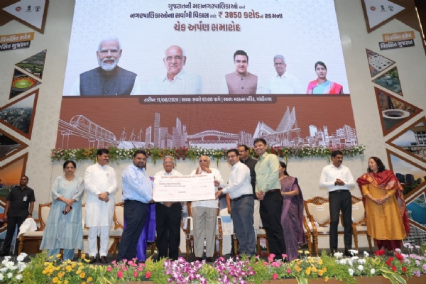 પોરબંદર મહાનગરપાલિકાના સર્વાંગી વિકાસ માટે રાજ્ય સરકાર   દ્વારા રૂ. 55 કરોડની વિકાસ ગ્રાન્ટ ફાળવાઈ.