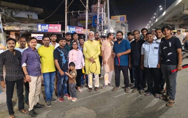 ઊંઝામાં અનોખી જન્મદિવસની ઉજવણી, 500થી વધુ ગાયોને રેડિયમ બેલ્ટ બાંધાયા ઊંઝામાં અનોખી જન્મદિવસની ઉજવણી, 500થી વધુ ગાયોને રેડિયમ બેલ્ટ બાંધાયા
