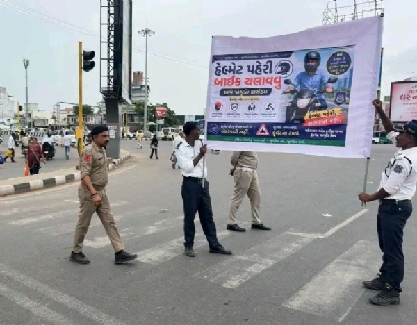 મહેસાણા ટ્રાફિક પોલીસનો અનોખો અભિગમ: નિયમ પાળનાર વાહનચાલકોને ચોકલેટ આપી પ્રોત્સાહિત કરાયા