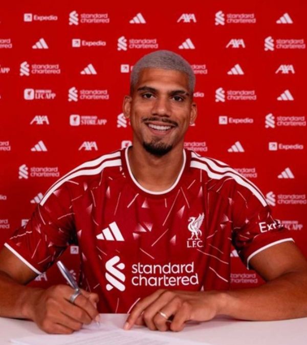Liverpool sign Barcelona defender Ronald Araujo on loan