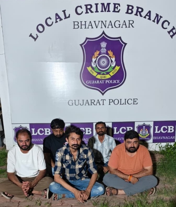 જુગાર રમતા ઝડપાયેલ જુગારીઓ જુગાર રમતા ઝડપાયેલ જુગારીઓ
