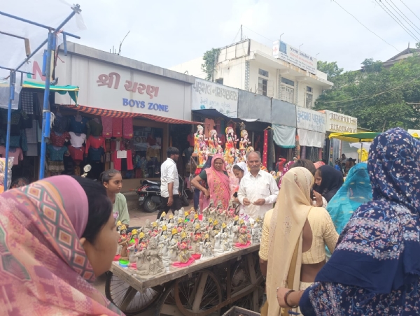 દિવાસો-દશામાના વ્રતને લઈ સિદ્ધપુરના બજારોમાં ભક્તોની ભારે ભીડ, અનેક સ્થળે ટ્રાફિક જામ
