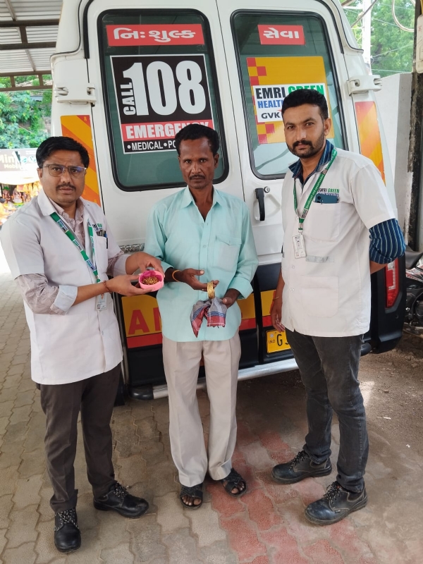 દાગીના મૂળ માલિકને કરતા 108 ના કર્મચારી