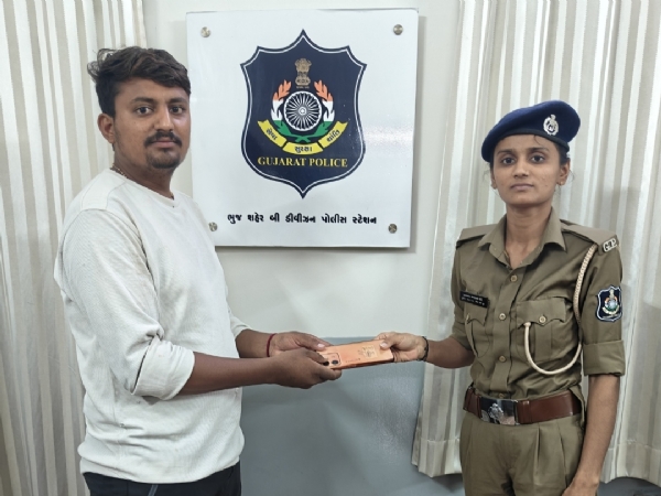 મોબાઈલ માલિકોને ફોન પરત કરાયા
