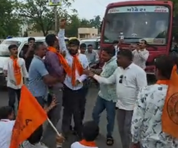 પાટણમાં ABVPનું ઝારખંડમાં પેપર લીક અને વિદ્યાર્થીઓ પર થયેલા લાઠીચાર્જના વિરોધમાં ચક્કાજામ કરી ઉગ્ર વિરોધ પ્રદર્શન કરવામાં આવ્યું, 12ની અટકાયત