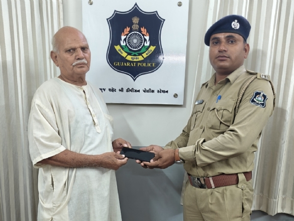 મોબાઈલ માલિકોને ફોન પરત કરાયા