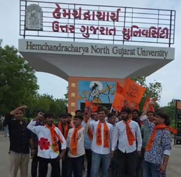 પાટણમાં ABVPનું ઝારખંડમાં પેપર લીક અને વિદ્યાર્થીઓ પર થયેલા લાઠીચાર્જના વિરોધમાં ચક્કાજામ કરી ઉગ્ર વિરોધ પ્રદર્શન કરવામાં આવ્યું, 12ની અટકાયત