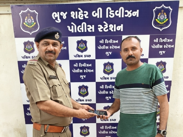 મોબાઈલ માલિકોને ફોન પરત કરાયા