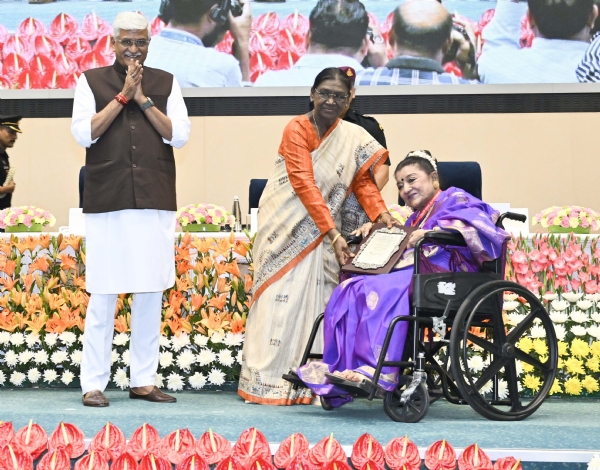 રાષ્ટ્રપતિએ સંગીત નાટક અકાદમી ફેલોશિપ અને પુરસ્કારો પ્રદાન કર્યા