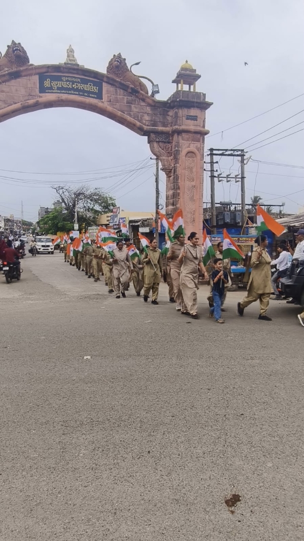 સૂત્રાપાડા શહેરમાં પોલીસ સ્ટાફ દ્વારા ભવ્ય તિરંગા યાત્રા