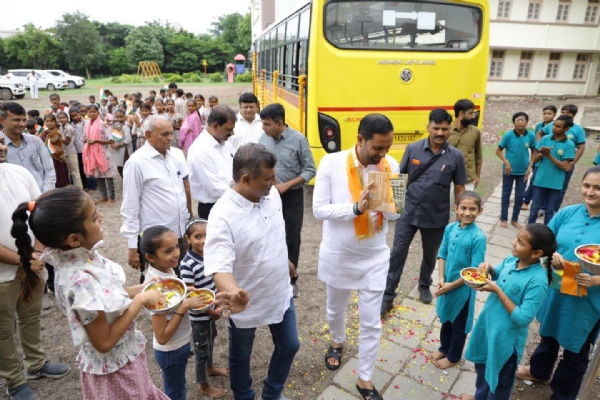 અમરેલીમાં મૂકબધિર શાળાના બાળકોને શૈક્ષણિક અને સ્પોર્ટ્સ કીટનું વિતરણ