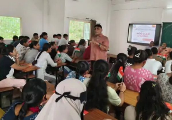 રાધનપુર કોલેજના NSS અને NCC યુનિટ દ્વારા કોમર્સ વિભાગમાં ‘હર ઘર તિરંગા’ કાર્યક્રમનું આયોજન કરવામાં આવ્યું.