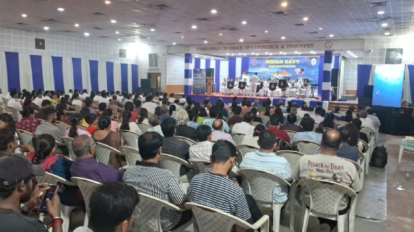 પોરબંદરમાં  ભારતીય નૌકાદળના  બેન્ડની  દેશભક્તિપૂર્ણ  સંગીતમય પ્રસ્તુતિ.