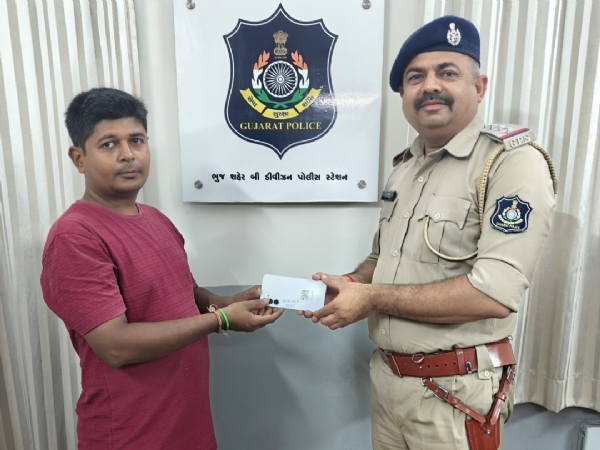 મોબાઈલ માલિકોને ફોન પરત કરાયા