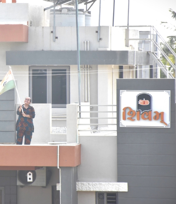 ઘરના ધાબા પરથી રાષ્ટ્રધ્વજ ફરકાવી નાગરિકોએ