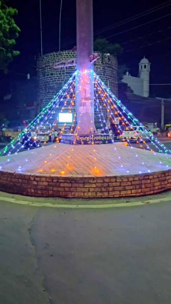 ભુજ ખાતે લાઈટિંગ ડેકોરેશન કરવામાં આવ્યું
