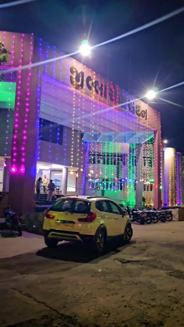 ભુજ ખાતે લાઈટિંગ ડેકોરેશન કરવામાં આવ્યું